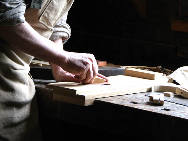 Nuestro equipo de profesionales cuenta  con muchos años de contrastada <strong>experiencia</strong> en el sector de la <strong>carpintería de madera en Tafalla</strong>.