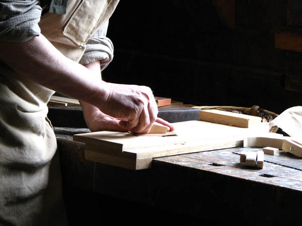 Nuestro equipo de profesionales cuenta  con muchos aÃ±os de contrastada <strong>experiencia</strong> en el sector de la <strong>carpinterÃ­a de madera en Tafalla</strong>.